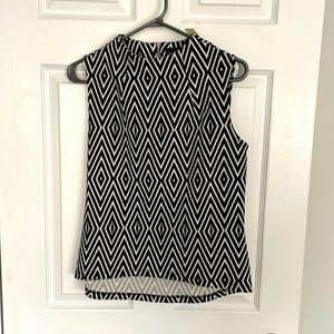 Geometric sleeveless black and white top size small